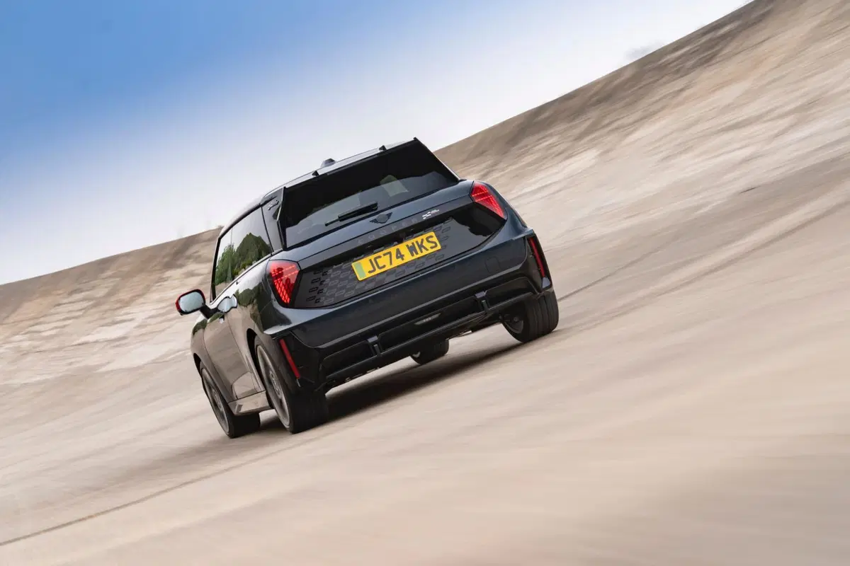 Mini, le nuove John Cooper Works elettriche lanciate a Parigi 2024 (3)