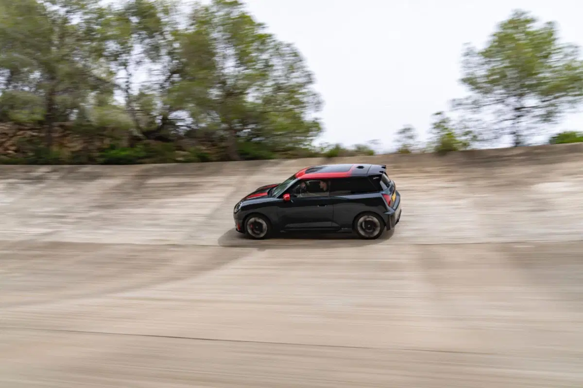 Mini, le nuove John Cooper Works elettriche lanciate a Parigi 2024 (4)