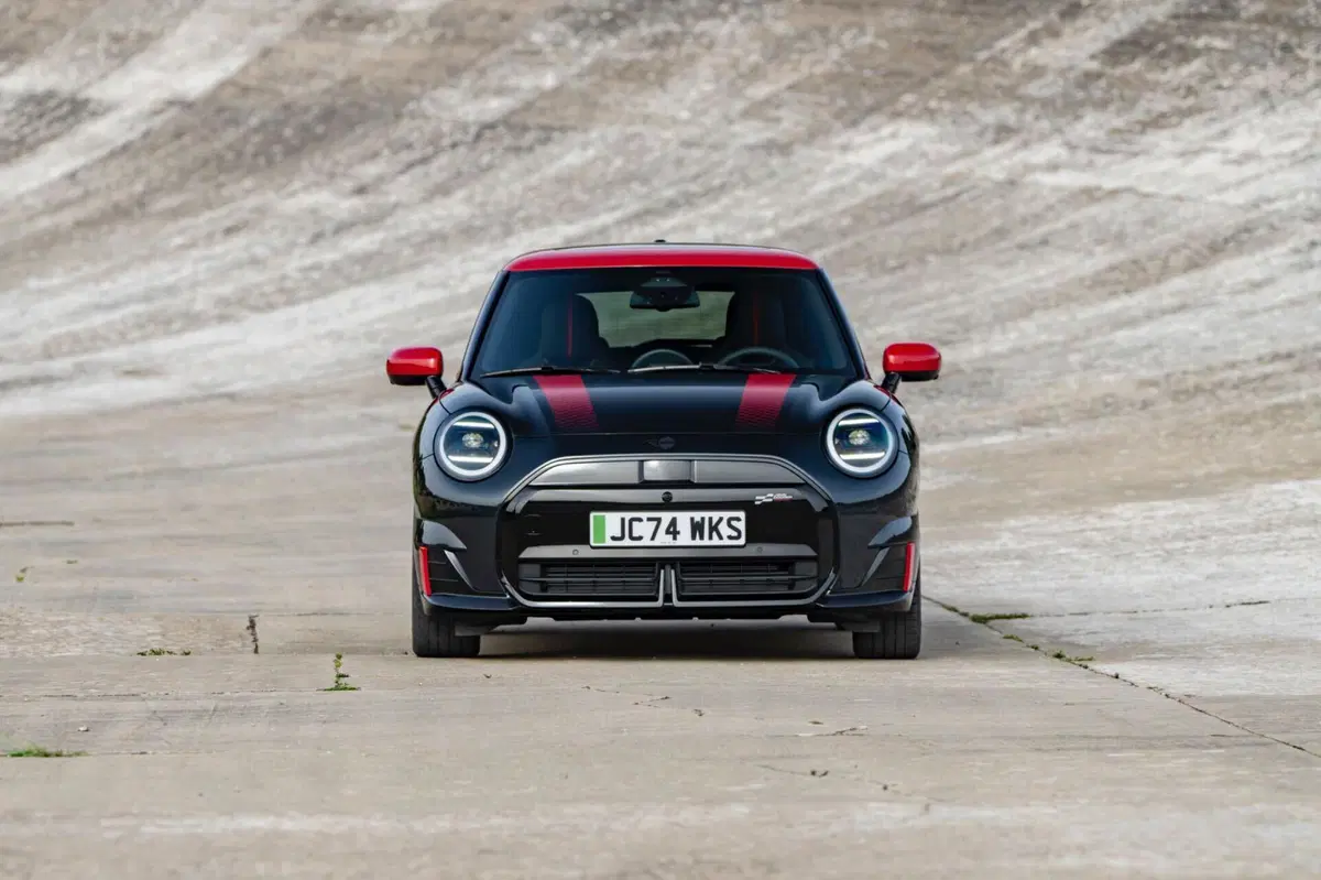 Mini, le nuove John Cooper Works elettriche lanciate a Parigi 2024 (5)