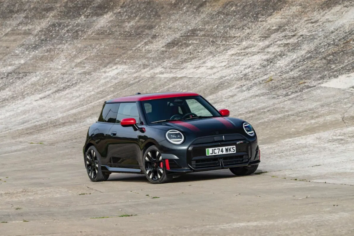 Mini, le nuove John Cooper Works elettriche lanciate a Parigi 2024 (6)