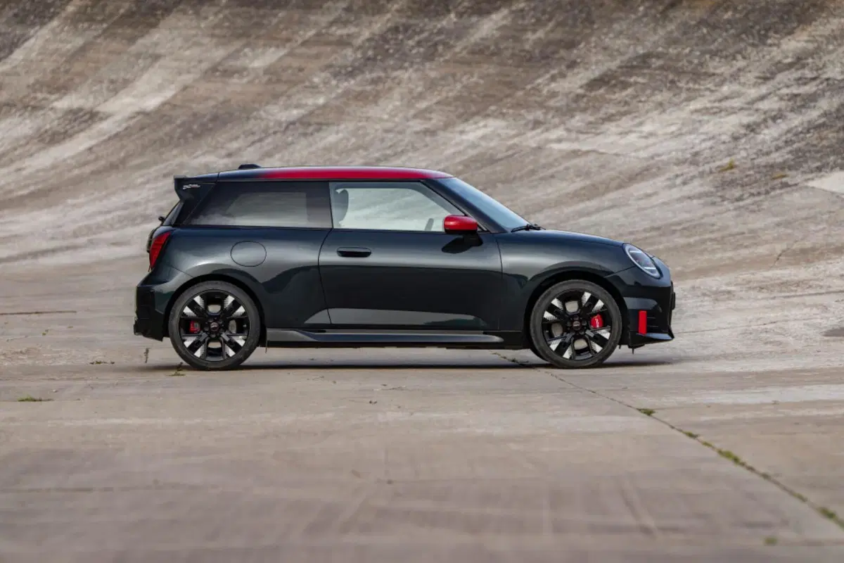 Mini, le nuove John Cooper Works elettriche lanciate a Parigi 2024 (7)