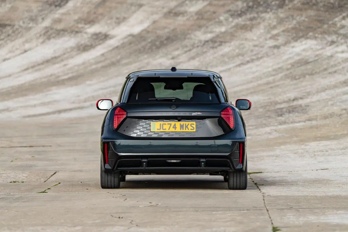 Mini, le nuove John Cooper Works elettriche lanciate a Parigi 2024 (8)