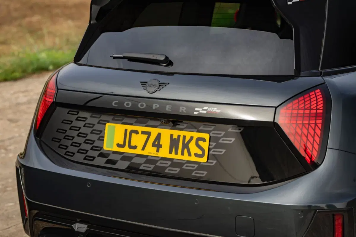 Mini, le nuove John Cooper Works elettriche lanciate a Parigi 2024 (9)