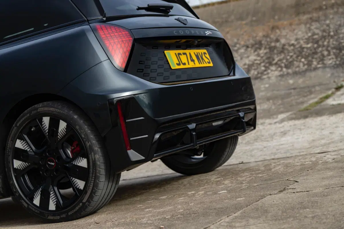 Mini, le nuove John Cooper Works elettriche lanciate a Parigi 2024 (10)
