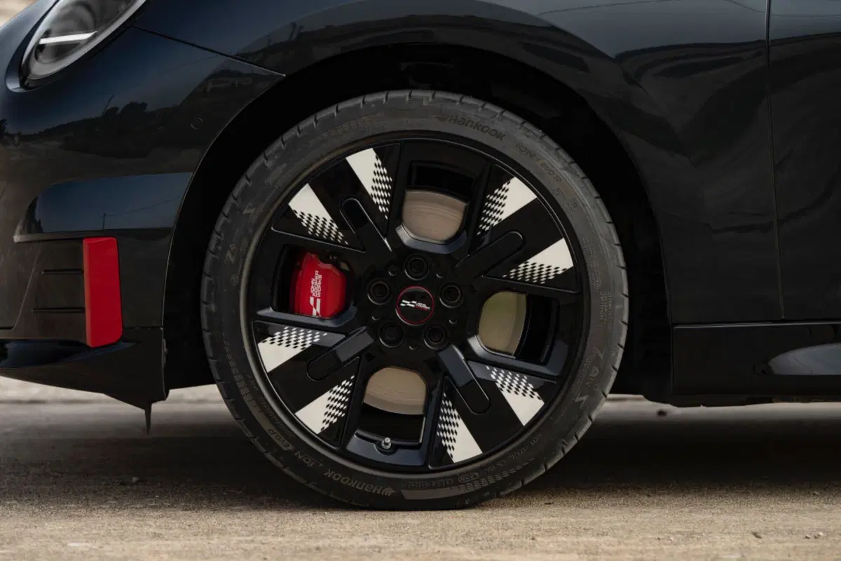 Mini, le nuove John Cooper Works elettriche lanciate a Parigi 2024 (11)