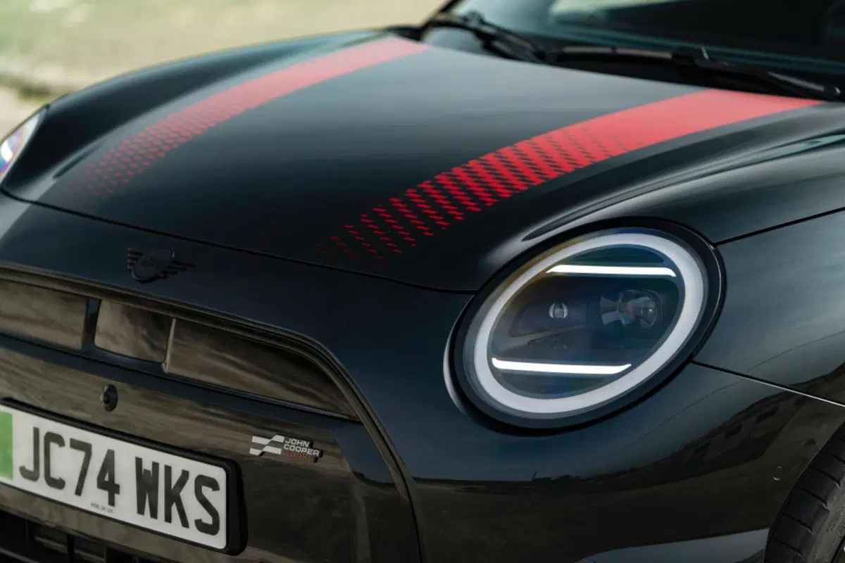 Mini, le nuove John Cooper Works elettriche lanciate a Parigi 2024 (12)