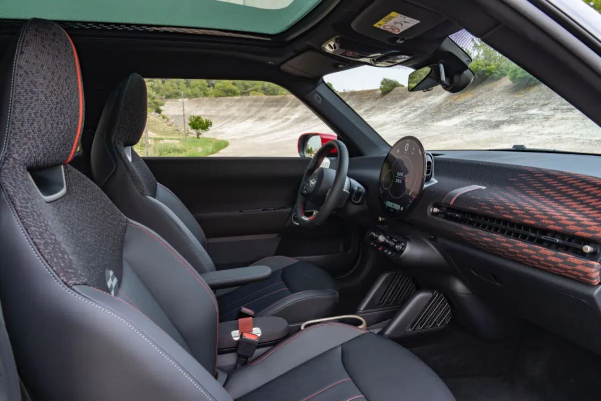 Mini, le nuove John Cooper Works elettriche lanciate a Parigi 2024 (13)