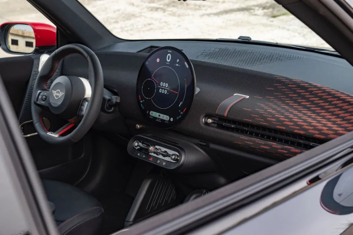 Mini, le nuove John Cooper Works elettriche lanciate a Parigi 2024 (14)