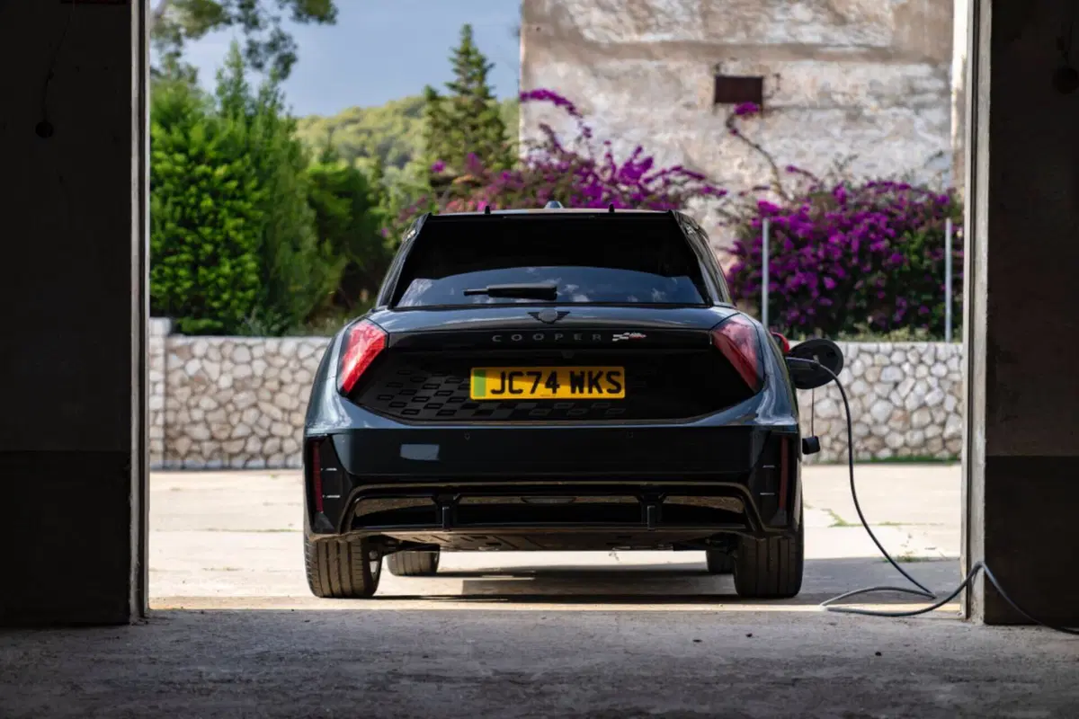 Mini, le nuove John Cooper Works elettriche lanciate a Parigi 2024 (15)