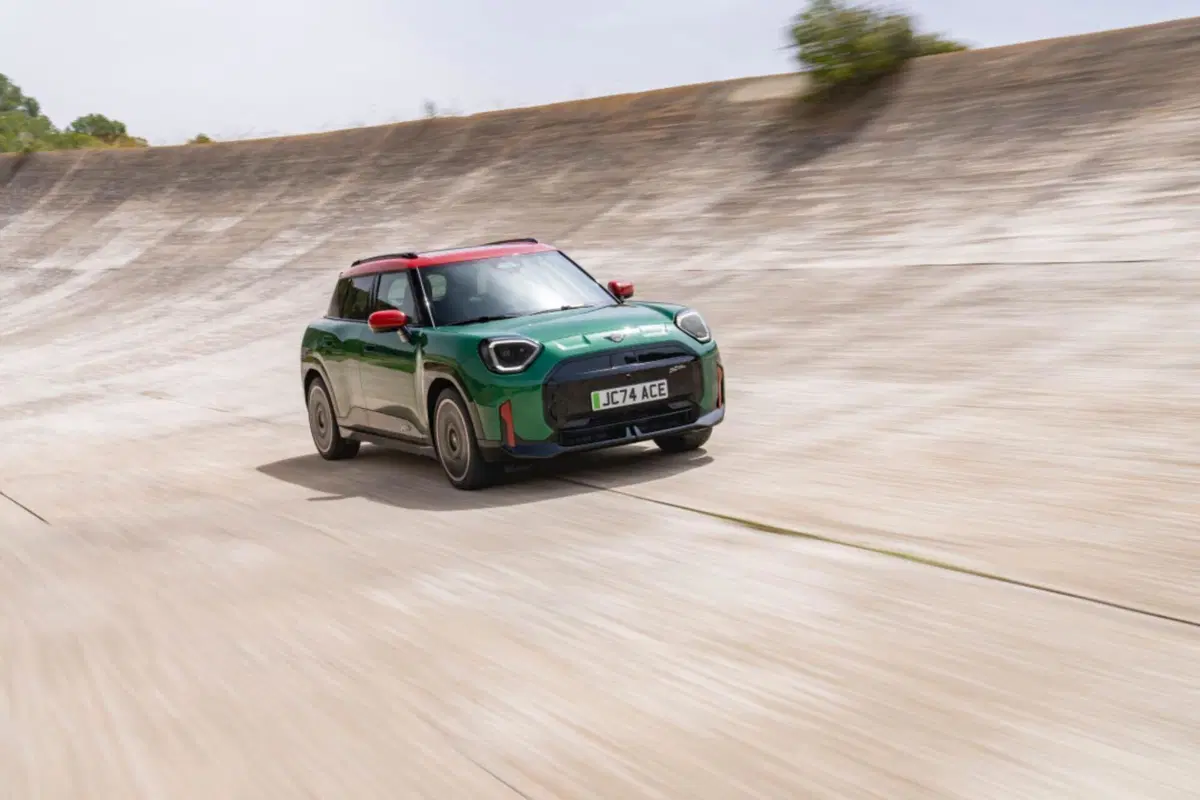 Mini, le nuove John Cooper Works elettriche lanciate a Parigi 2024