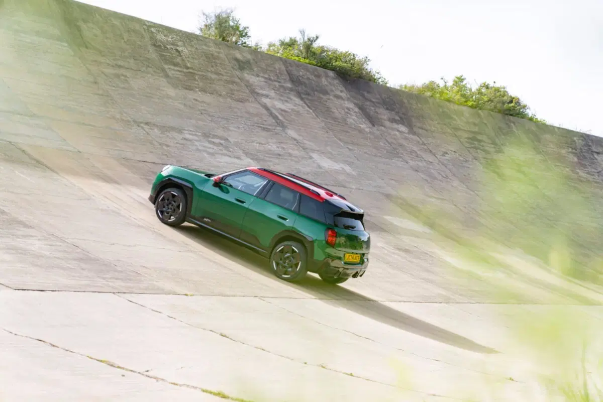 Mini, le nuove John Cooper Works elettriche lanciate a Parigi 2024 (2)