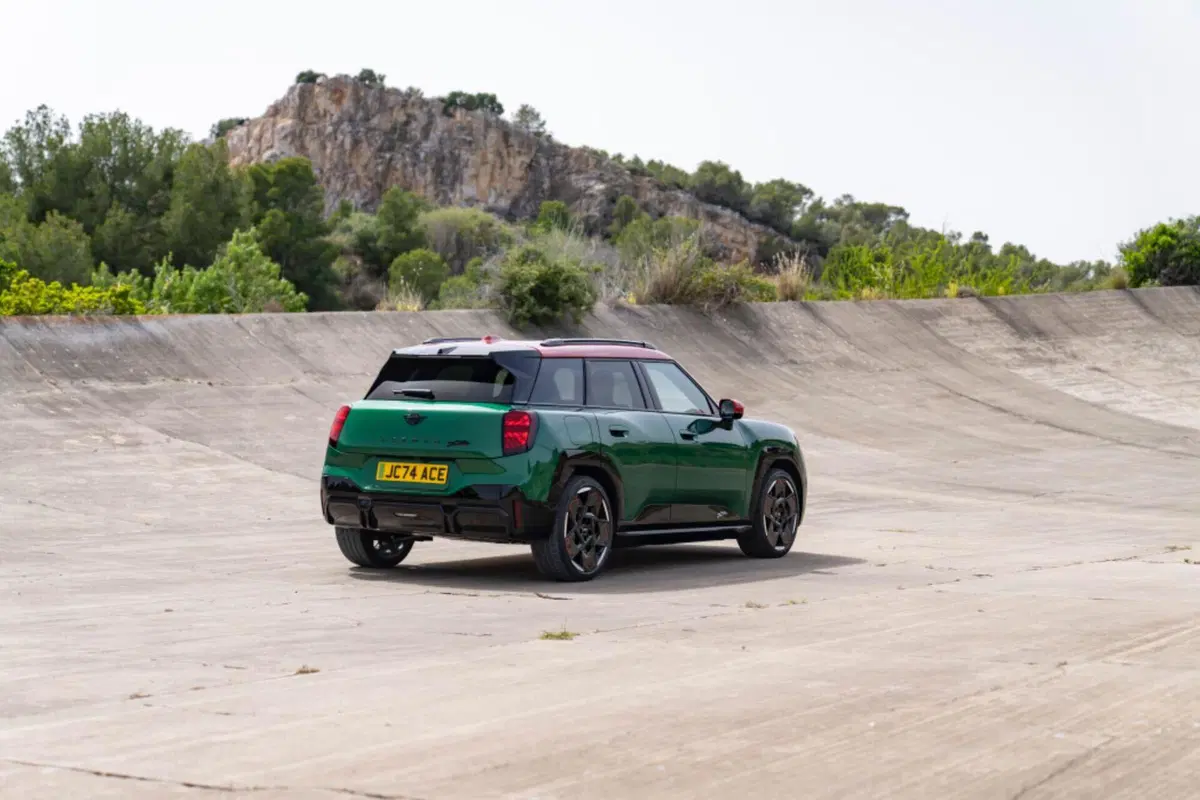 Mini, le nuove John Cooper Works elettriche lanciate a Parigi 2024 (3)
