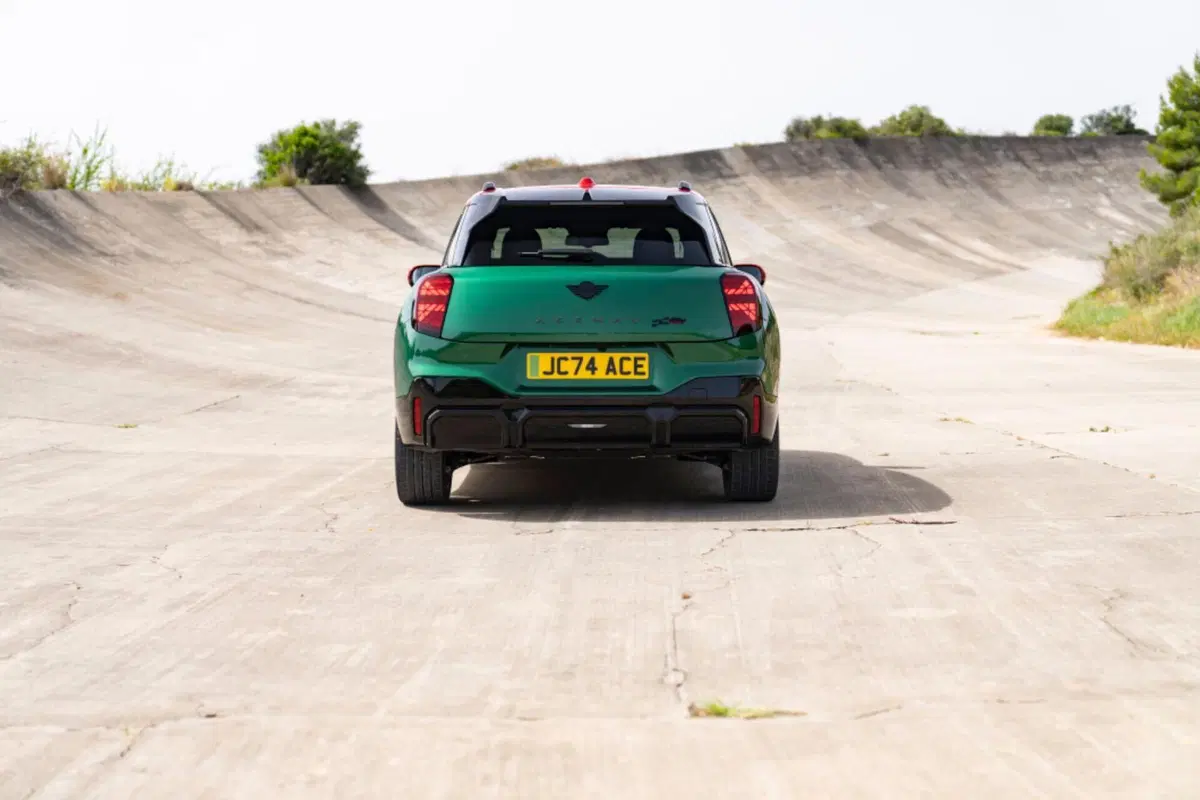 Mini, le nuove John Cooper Works elettriche lanciate a Parigi 2024 (4)