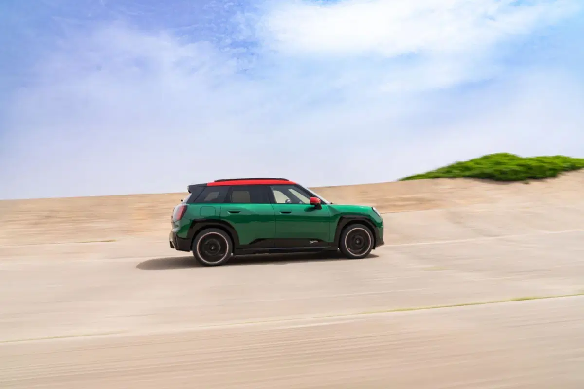 Mini, le nuove John Cooper Works elettriche lanciate a Parigi 2024 (5)