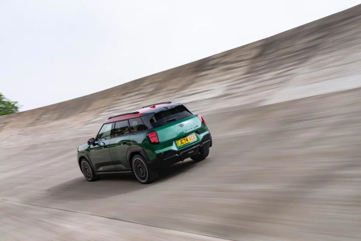 Mini, le nuove John Cooper Works elettriche lanciate a Parigi 2024 (6)