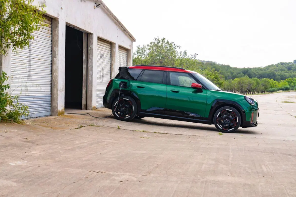 Mini, le nuove John Cooper Works elettriche lanciate a Parigi 2024 (7)