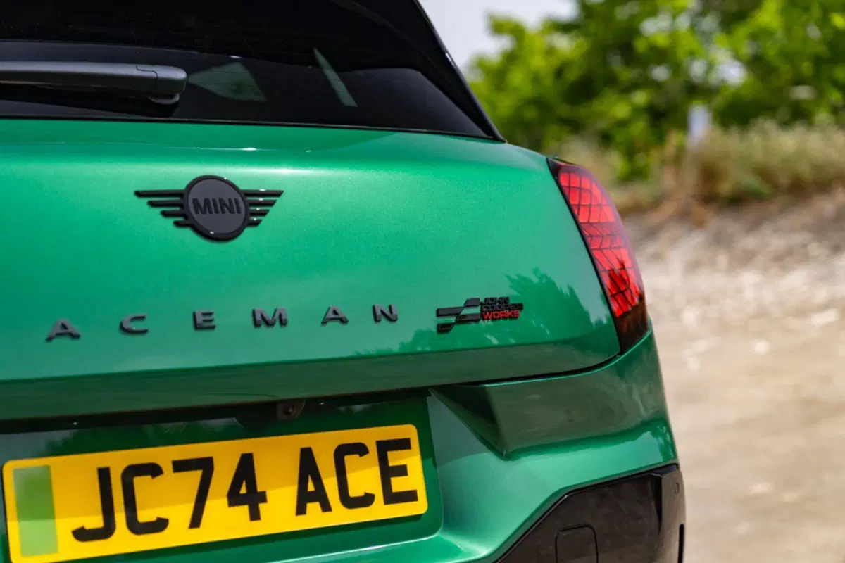 Mini, le nuove John Cooper Works elettriche lanciate a Parigi 2024 (8)