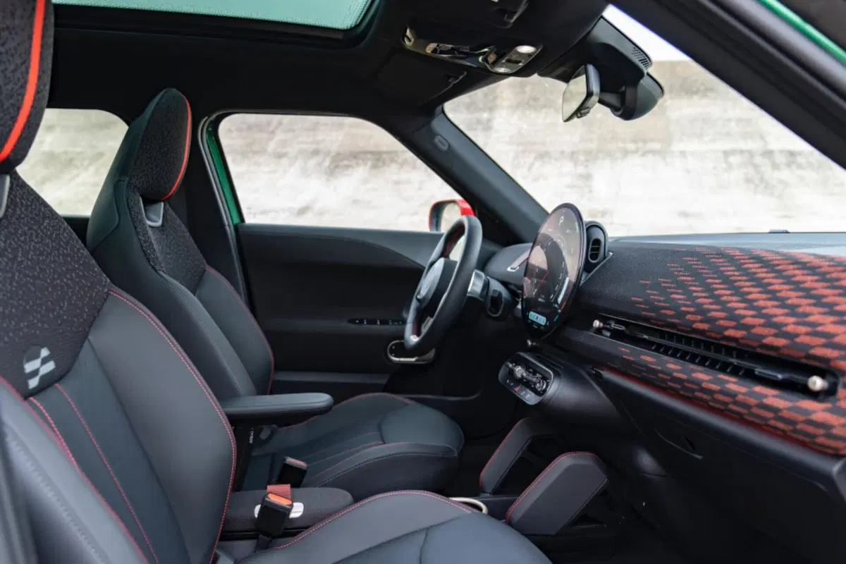Mini, le nuove John Cooper Works elettriche lanciate a Parigi 2024 (9)