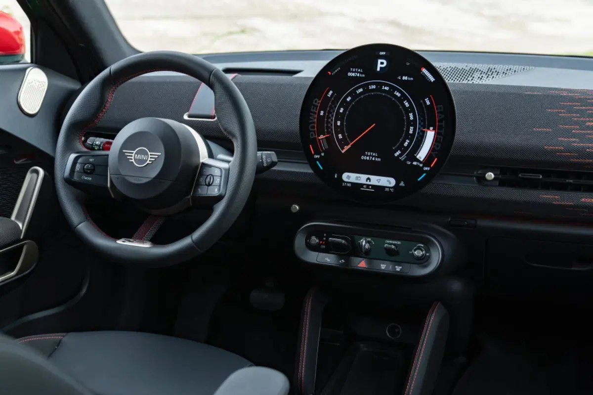 Mini, le nuove John Cooper Works elettriche lanciate a Parigi 2024 (10)