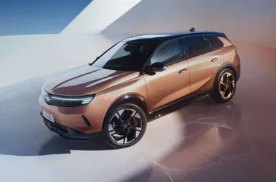 Opel Grandland: i prezzi italiani di ibrido ed elettrico