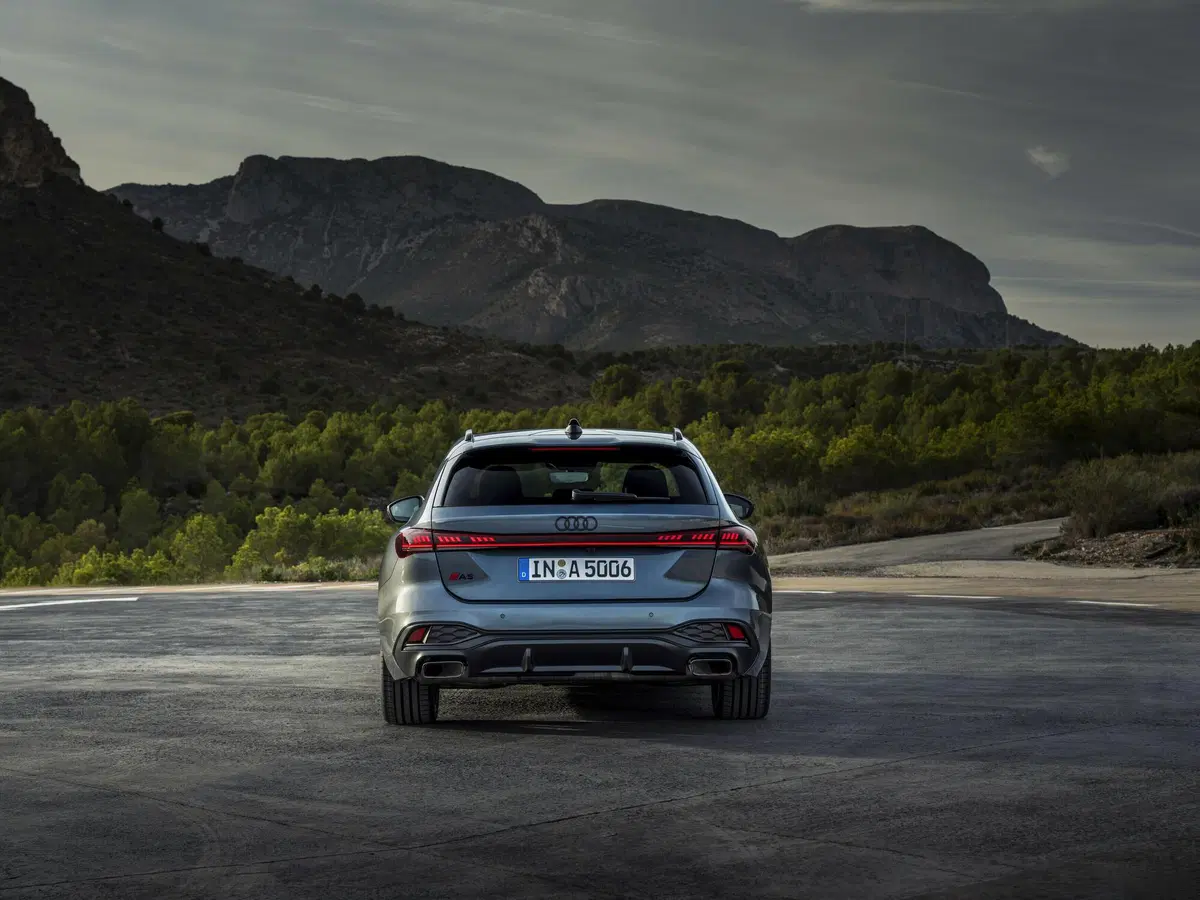 Audi A5 Avant, è la nuova A4 che si mostra a Parigi 2024 [VIDEO]
