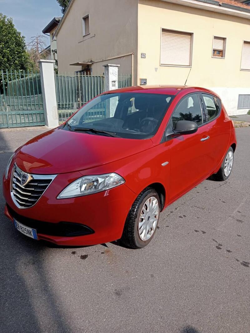 Lancia Ypsilon 1.2 69 CV 5 porte Silver  del 2013 usata a Milano