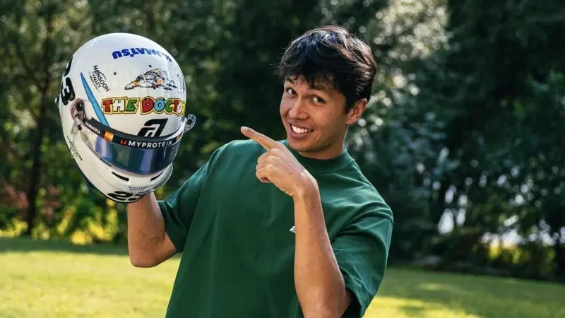 Alexander Albon e i cento GP in F1: ecco il casco speciale dedicato a Valentino Rossi