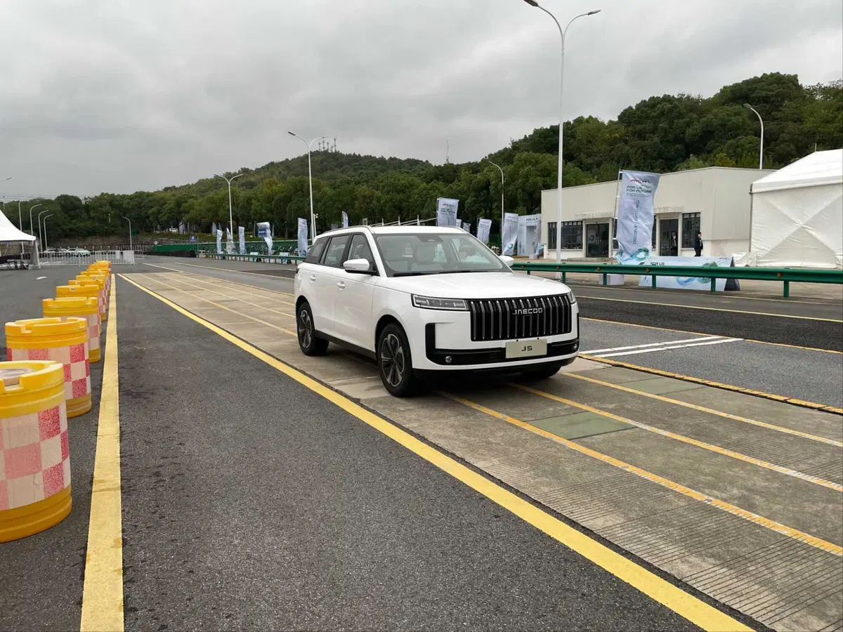 Jaecoo J5: svelata la nuova Suv di Chery, eccola dal vivo [VIDEO] (4)