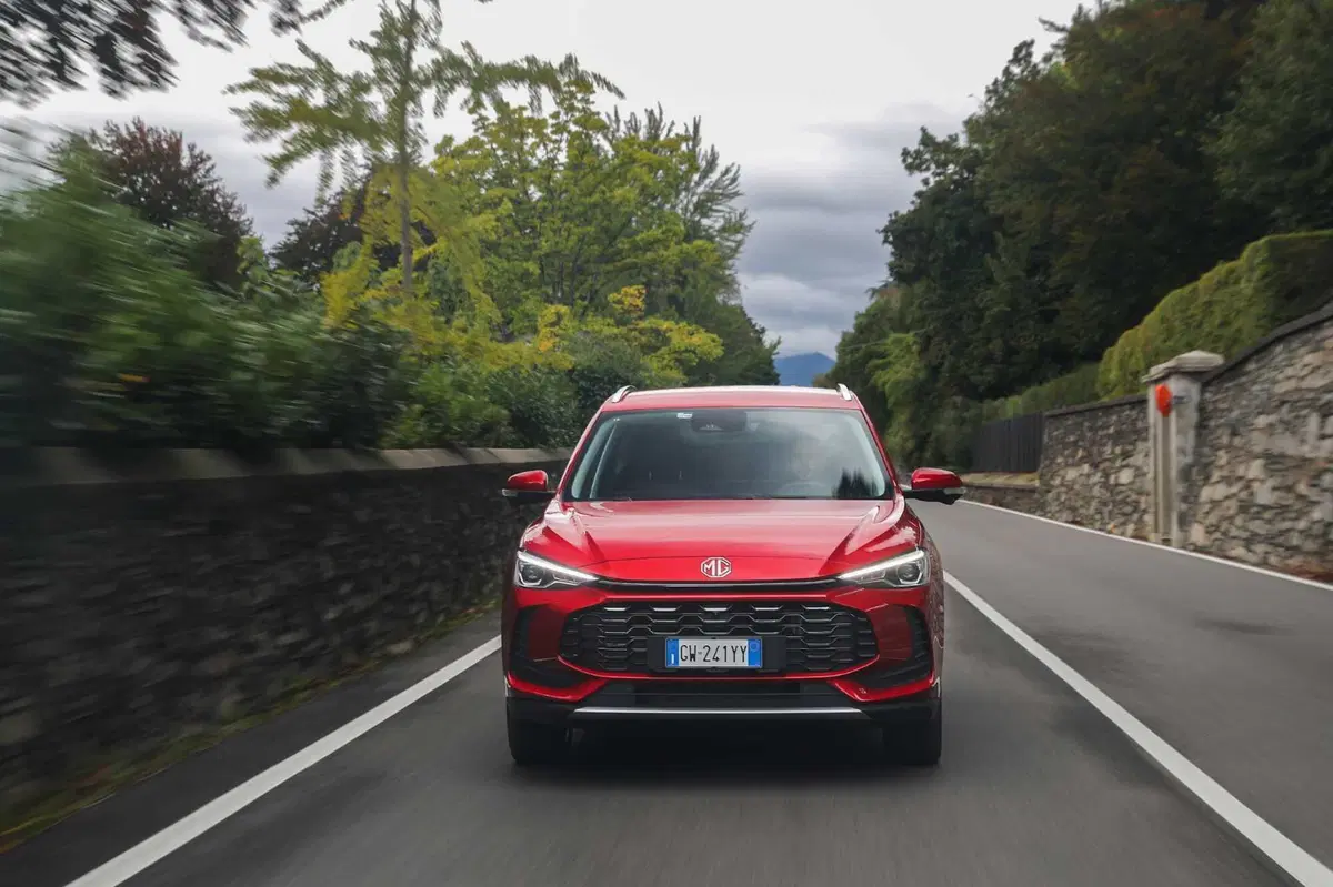 MG ZS Hybrid+ la nuova suv è più grande e efficiente nei consumo [VIDEO]  (2)