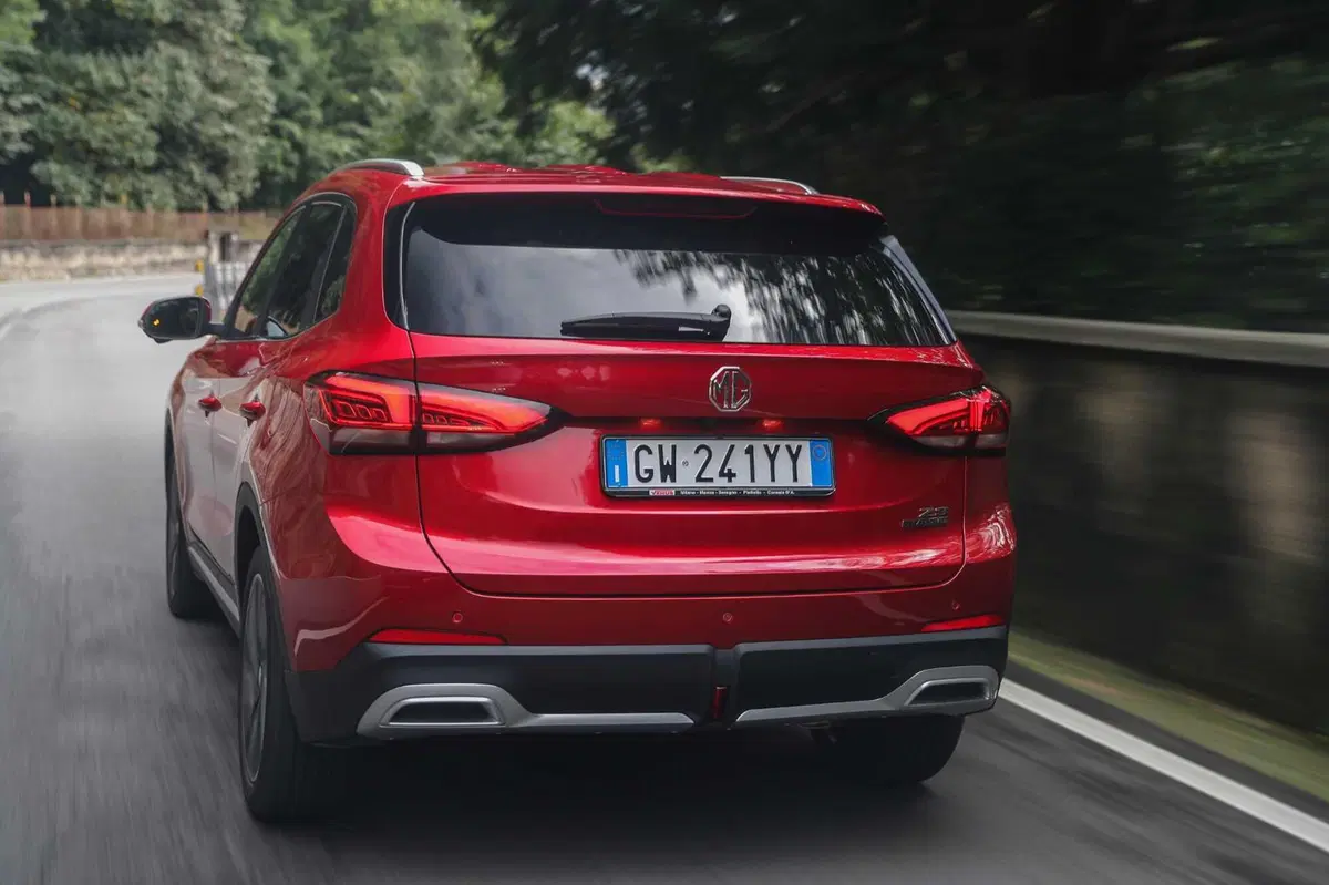 MG ZS Hybrid+ la nuova suv è più grande e efficiente nei consumo [VIDEO]  (3)