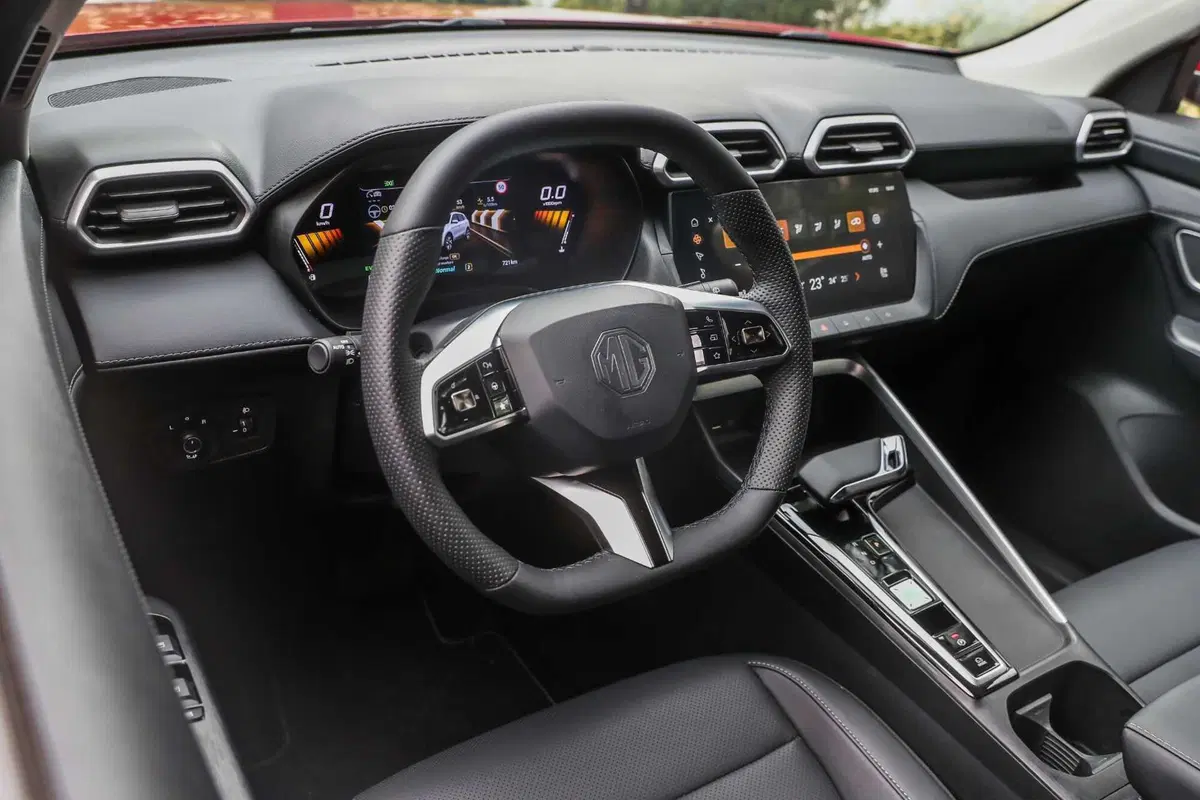 MG ZS Hybrid+ la nuova suv è più grande e efficiente nei consumo [VIDEO]  (5)