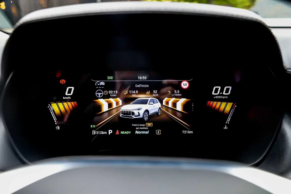 MG ZS Hybrid+ la nuova suv è più grande e efficiente nei consumo [VIDEO]  (8)