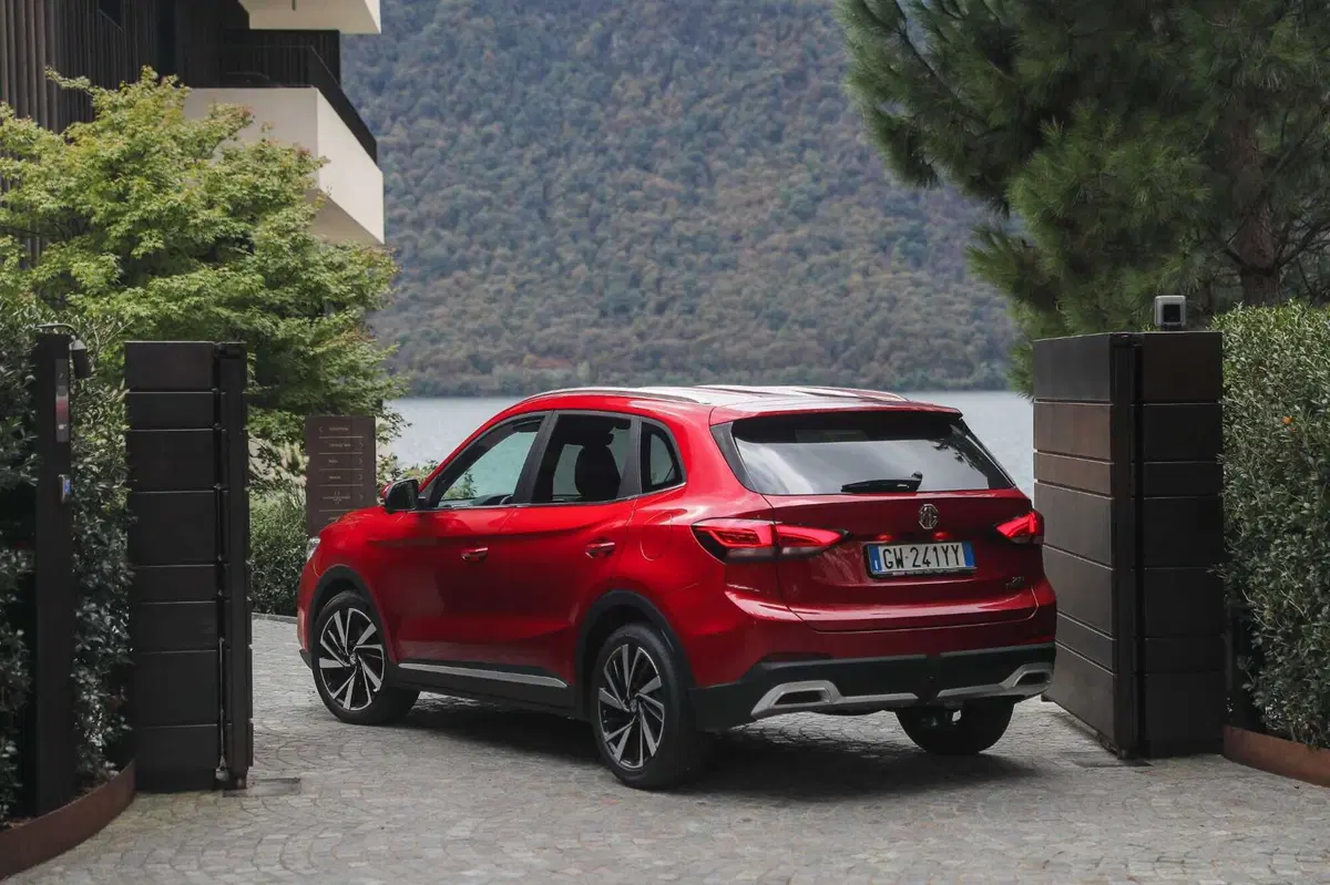 MG ZS Hybrid+ la nuova suv è più grande e efficiente nei consumo [VIDEO]  (9)