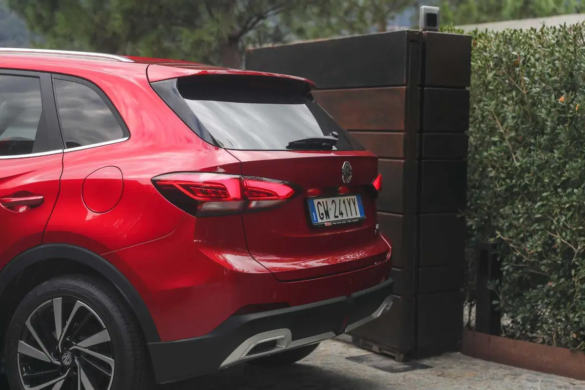 MG ZS Hybrid+ la nuova suv è più grande e efficiente nei consumo [VIDEO]  (10)