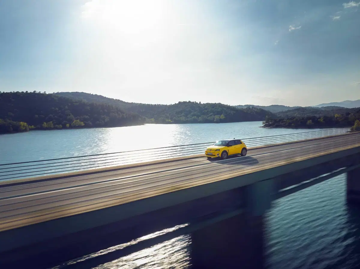 Renault 5, la guida in costa Azzurra