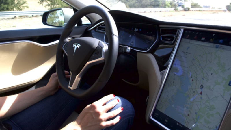Tesla: Consumer Reports chiede la disattivazione dello sterzo automatico