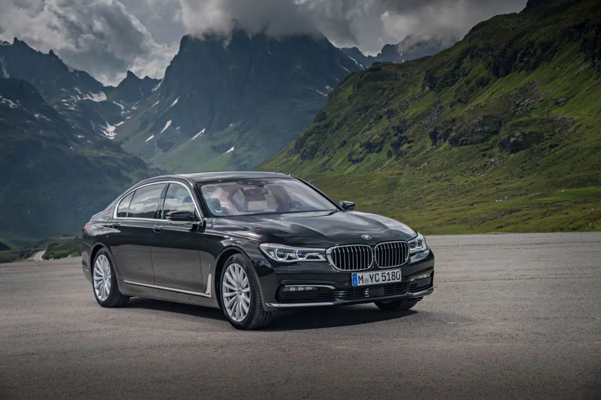 BMW 740e iPerformance, l'ammiraglia è ibrida