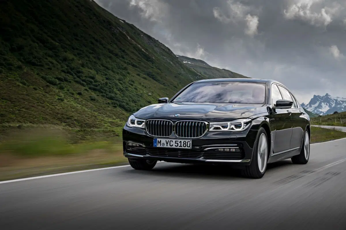 BMW 740e iPerformance, l'ammiraglia è ibrida (10)