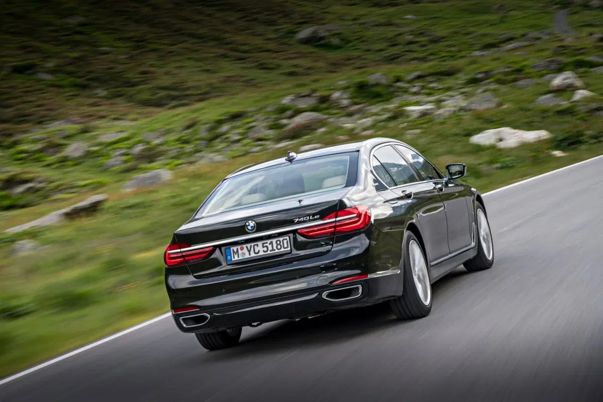 BMW 740e iPerformance, l'ammiraglia è ibrida (12)