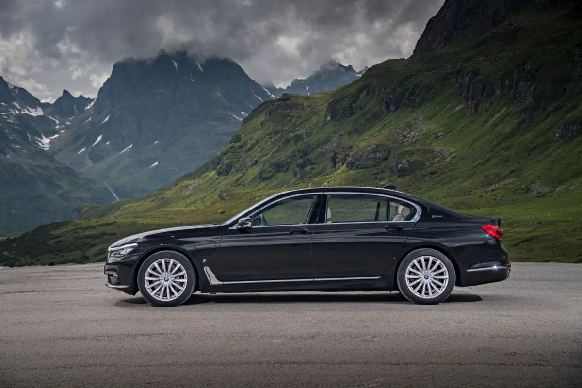 BMW 740e iPerformance, l'ammiraglia è ibrida (14)