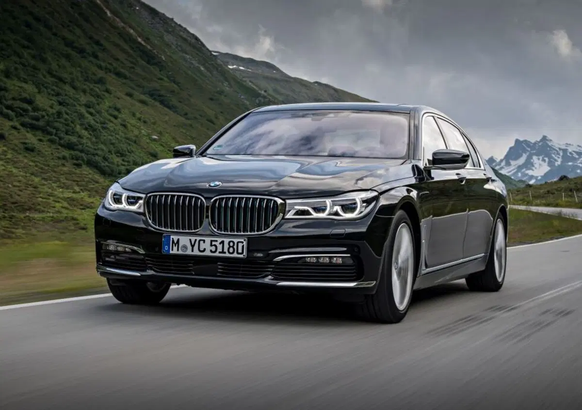 BMW 740e iPerformance, l'ammiraglia &egrave; ibrida