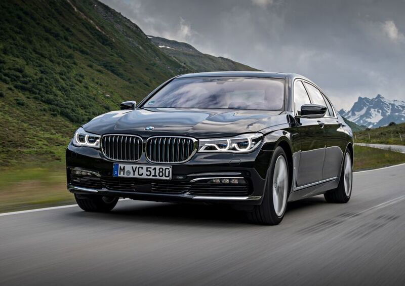 BMW 740e iPerformance, l&#039;ammiraglia &egrave; ibrida