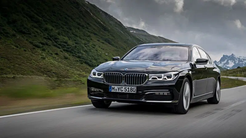 BMW 740e iPerformance, l'ammiraglia &egrave; ibrida
