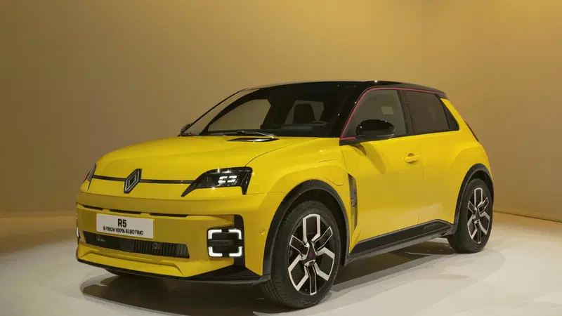 Renault 5 E-Tech Electric, i prezzi per l'Italia, le caratteristiche e la guida [VIDEO]
