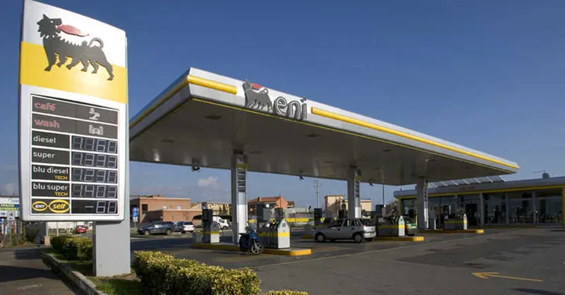Eni un po' a stelle e strisce: dopo TIM, il fondo Kkr acquista il 25% di Enilive