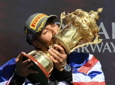 Lewis Hamilton vende il suo orologio IWC all'asta per beneficenza