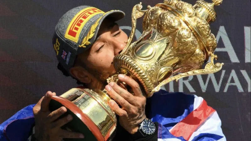 Lewis Hamilton vende il suo orologio IWC all'asta per beneficenza