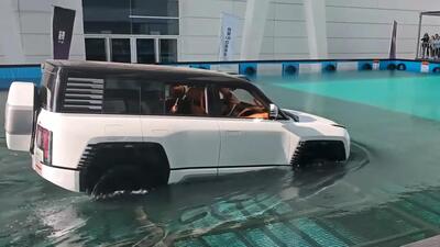 BYD mette alla prova la Yangwang U8: un giro in piscina [VIDEO]