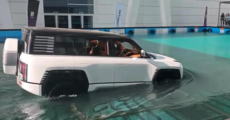 BYD mette alla prova la Yangwang U8: un giro in piscina [VIDEO]