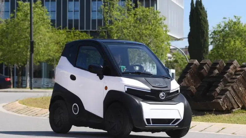 Nissan Nanocar Silence 04: batteria estraibile che si carica in casa [VIDEO]